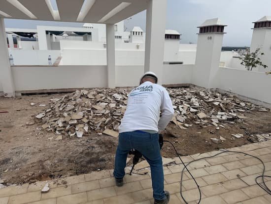 Trabalho no Algarve quebrando piso para uma melhor impermeabilização